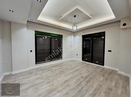 Sarılarda Site İçi 2+1 Havuz Cephesi Arakat Asansörlü Sıfır Dair