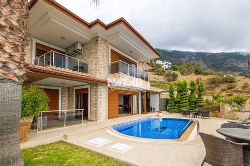 Alanya Tepe'de Satılık 3+1 Deniz Manzaralı Eşyalı Villa