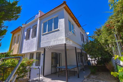 Kuşadası Soğucak'ta Havuzlu Sitede Satılık 4+1 Villa