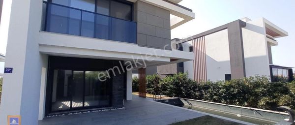 Sıfır Müsatakil Havuzlu Villa Sahile 1 Km Mesafede