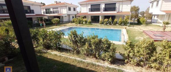 Havuzlu Sitede Sıfır Köşe Konum İkizin Biri 3+1 Villa Sahile 1300m Mesafede