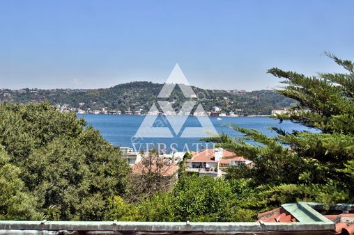 Kurucesme Arnavutkoy Ozel Sıtede 2500 M2 Bahce Icerısınde Vılla