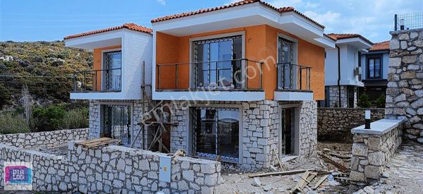 Karaburun Saip'te Deniz Manzaralı Geniş Bahçeli Dubleks Villa