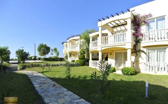 Denize Yakın Sitede Satılık Bahçeli Ev Eşyalı Daire Özel Plajlı