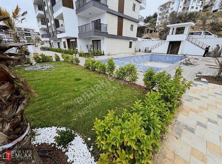 Kuşadası Merkezde Havuzlu Sitede Satılık Bahçe Katı Daire