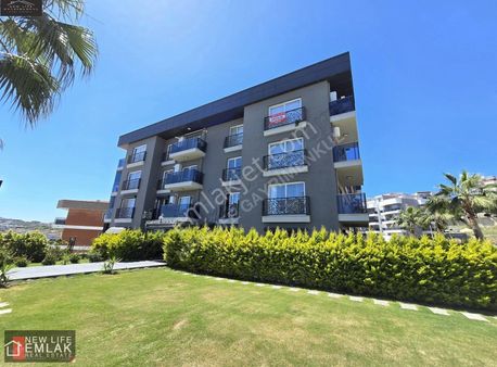 Kuşadasında Ata Mah Köşe Konum Satılık Geniş 2+1 Daire