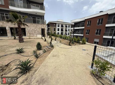 Kuşadası Merkezde Havuzlu Sitede Bahçeli Satılkk Daire