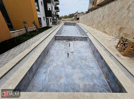 Kuşadası Merkezde Havuzlu Sitede Satılık Daire