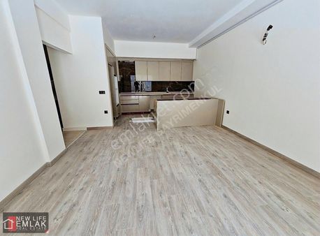Kuşadası Garaj Arkasında Geniş Bahçe Teraslı Satılık 2+1 Daire
