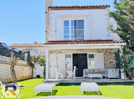 Royalden Alaçatı Merkeze Yürüme Mesafesinde Satılık Villa