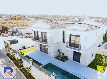 Şifnede Sıfır Konsept 3+1 Havuzlu Satılık Villa