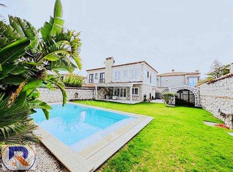 Royal Alaçatı,da Merkezi Konumda Geniş Bahçeli Havuzlu Satılık