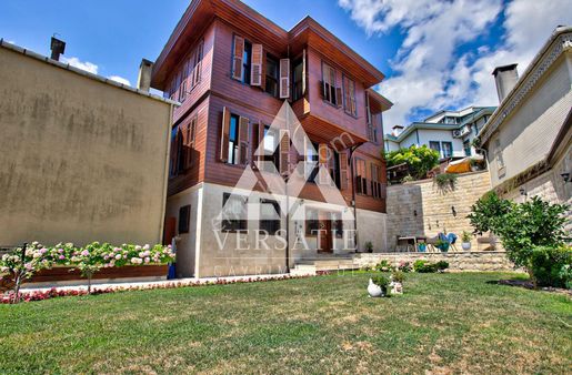 Rumeli Hisarı'nda Manzaralı Bahçeli Satılık 4+2 Köşk