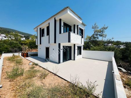 Didim Akbükte Deniz Manzaralı Bahçeli Villa