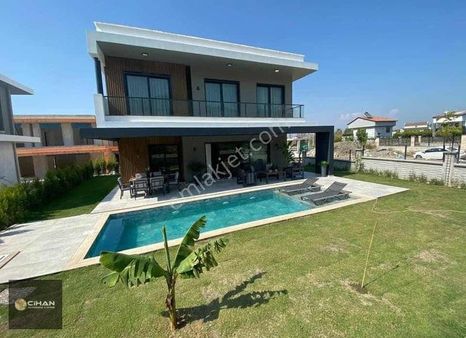 Kuşadası'nda 4+1 Müstakil Özel Havuzlu Yazlık