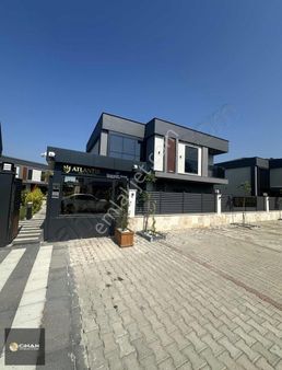 Kuşadası'nda Denize Yakın Havuzlu Sitede Muhteşem Bir Yazlık