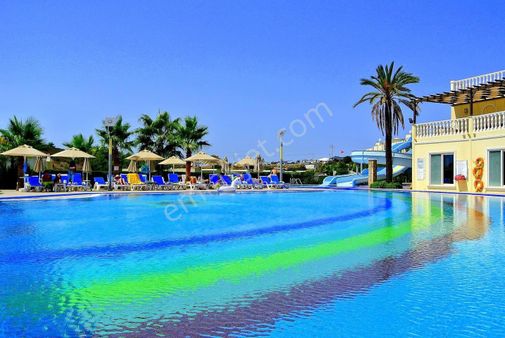 Denize Yakın Özel Plajlı Ünlü Sitede Satılık Üstkat Bakımlı Daire