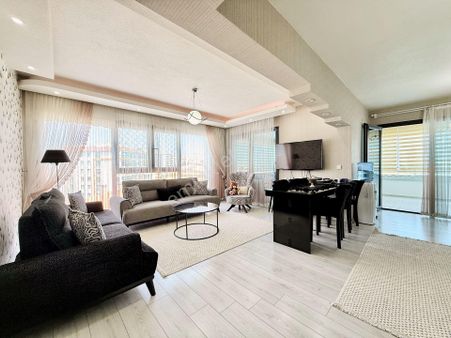 -duru Emlak'tan 7.kat 190 M2 4+1 Lüks Site Dairesi -