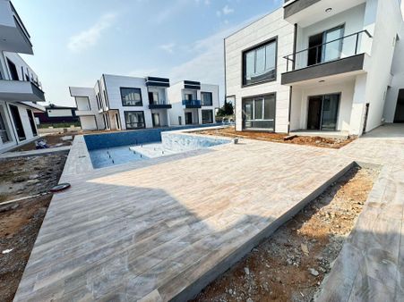 Mersin Kapızlı Bakanlıklarda Site İçinde Havuzlu 2 + 1 Daireler
