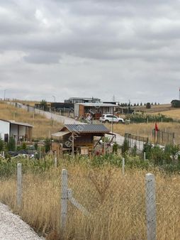 Yeniakçayırda 300 M2 Teli Suyu Yolu Olan Bahçeler