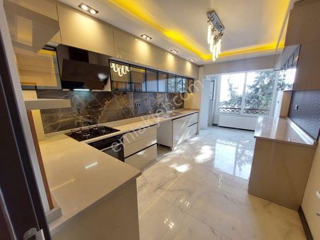 Göral Emlak 3+1 Çift Banyolu Yeni Sıfır Lüks Yapılı Cadde Üzerin De Ön Cephe Güney Doğu Boş