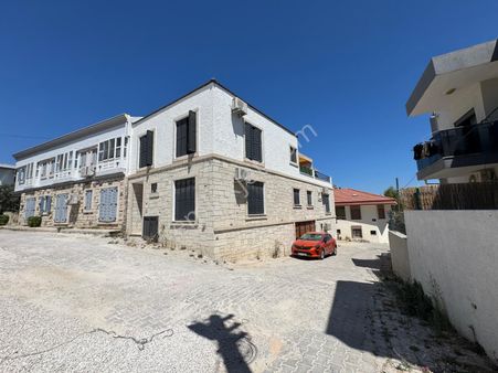 Çeşme Dalyan'da Çift Cepheli Komple Satılık Bina