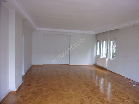 Tarabya Sitede 3+1 140 Metrekare Bakımlı Kiralık Daire