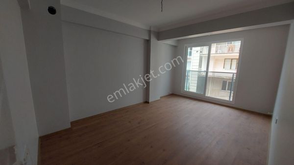 Bayraklı Çiçek Mahallesinde Deniz Manzaralı Sıfır 2+1 Kiralık Daire