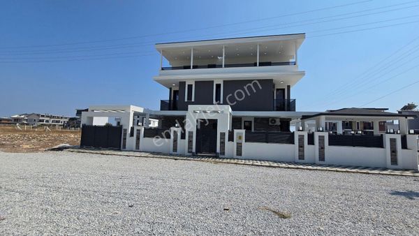 Didim Efeler'de Merkezi Konumda Havuzlu, Bahçeli 4+1 Tripleks Villa