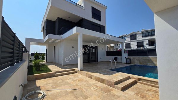 Didim Efeler`de Merkezi Lokasyonda Havuzlu Otoparklı Sıfır Villa