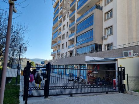 Menemende Yüzme Havuzlu Güvenlikli Sitede Ara Kat 2+1 Kiralık Daire