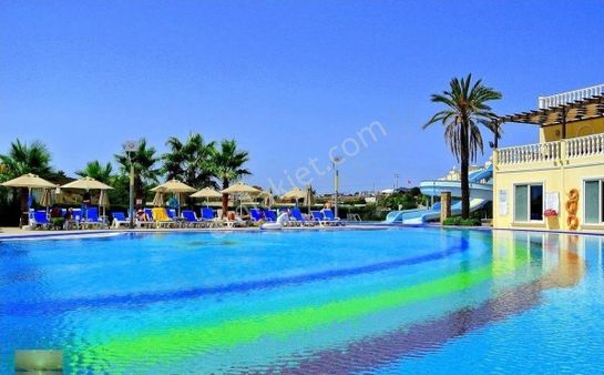 Denize Yakın Özel Plajlı Ünlü Sitede Satılık Bakımlı Üstkat Daire