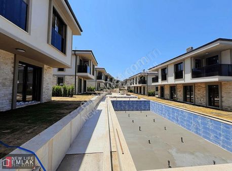 Kuşadası Güzelçamlı'da Site İçerisinde Otoparklı Müstakil Villa
