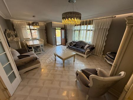 Remax Anı 'dan Çengelköy 'de Geniş 4+1 Kiralık Daire