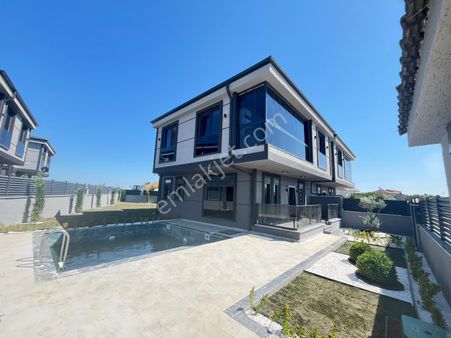 Ata Gayrimenkul'den Çeşmelide Havuzlu 4+1 Müstakil Bahçeli Lüks Villa