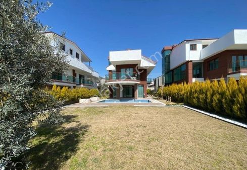 Aclass'dan Kusadasında Satılık Özel Havuz / Otopark 500 M2 Bahçe-asansorlu-5+1 Tamamı Müstakil