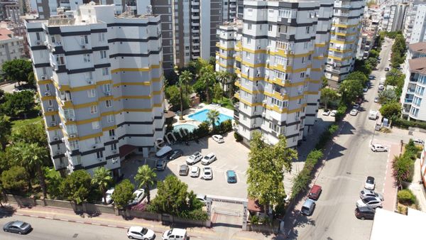 Site İçerisinde Havuzlu Güvenlikli Çok Geniş 3+1