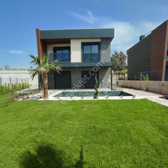 Kuşadası Avm Bölgesinde 4+1 Özel Havuzlu Lux Villa