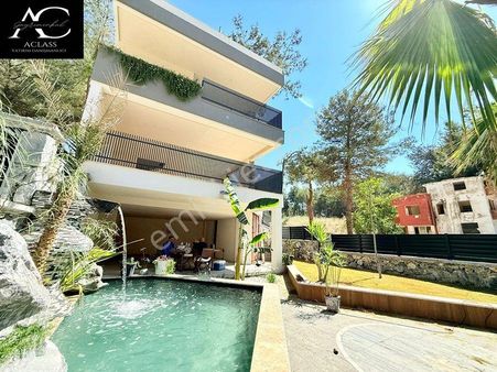 Kusadasında Satılık Özel Havuz/otoparklı-300 M2 Bahçelı-manzaralı-tamamı Mustakıl Fırsat Vılla