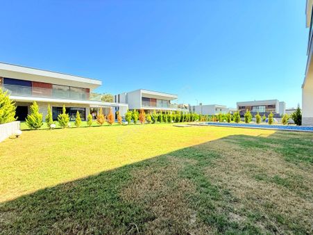 Merkeze Yakın-7/24 Güvenlik-özel Havuz/otopark-500 M2 Bahçe-vrf-ultra Lüx-5+1-tamamı Müstakil