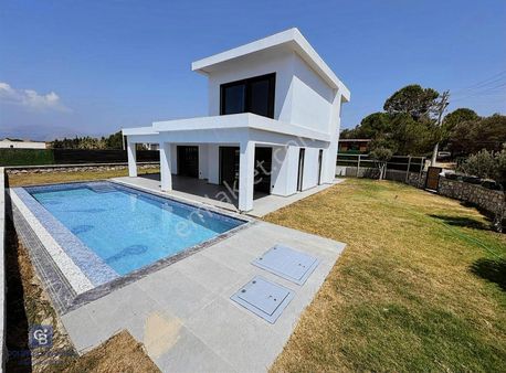 Çeşme Germiyanda Deniz Manzaralı Havuzlu 3+1 Müstakil Villa