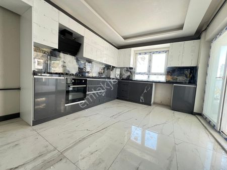 Engin Emlak'tan Lüx Sitede 4+1 190m² Giyinme Odalı 2.kat Daire