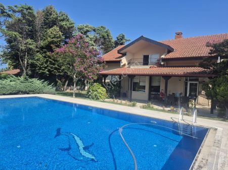 Remax Necati Kurt / Çatalca Yalıköy (podima)'da Havuzlu Villa