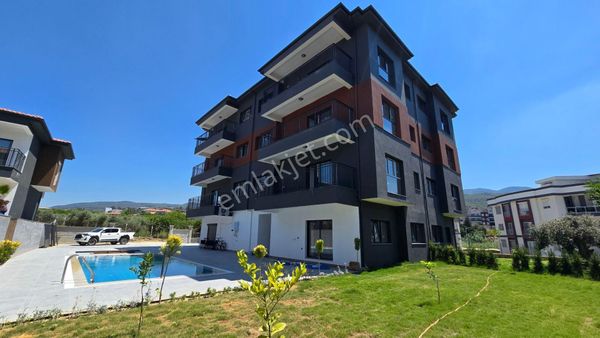 Kuşadası'nda Sıfır, Havuzlu, Kapalı Otoparklı Sitede Bahçe Kullanımlı Doğa Manzaralı 2+1