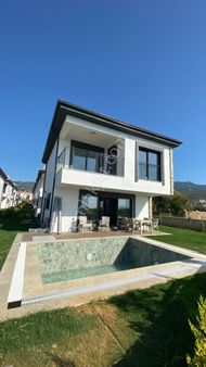 Akıllı Ev Sistemi Ve Özel Havuzu İle Doğal Taş Villa