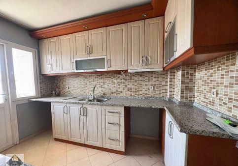 Yurtoğlunda Pazar Yeri Ykn. 3+1 Arakat 130m2 3 Cephe Otoparklı