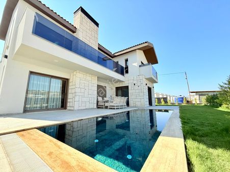 Guvenlık-manzara-özel Havuz/otopark-bahçe-monern Mimari-akıllı Ev-tamamı Müstakil