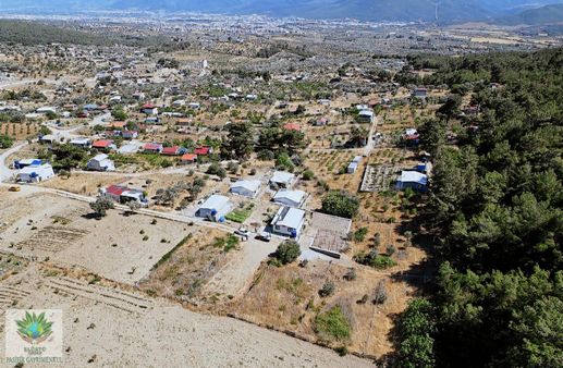 Pasifikten Bornova Yakaköyde 400 M² Eşsiz Bahçeler