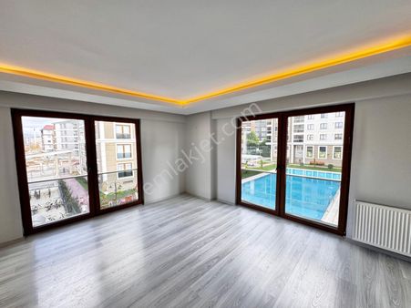 Artun Rezidans Havuzlu Sitede Kiralık 4+1 Ara Kat Daire