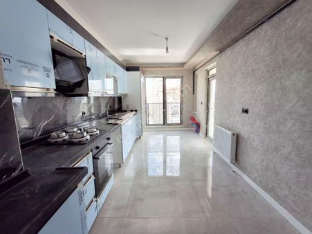 Sıfır 4+1 Merkezi Konum Ebeveyn Banyo Teras Balkon